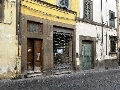 Foto Negozio in Via Orologio Vecchio, Viterbo Sacrario - Piazza della Rocca