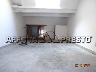 Foto Attività commerciale in Viale Agostino Marti, Lucca di 170 m²