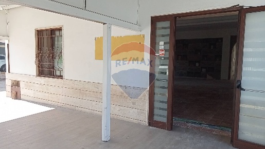 Foto Locale commerciale in Via Noicattaro, Rutigliano di 285 m² in affitto
