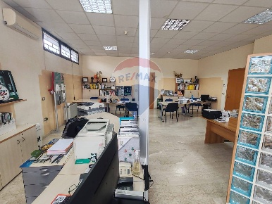 Foto Locale commerciale in Strada Pandolfi, Pescara di 199 m² con 4 locali