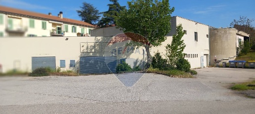 Foto Locale commerciale in Via Po, Foligno Via Piave di 1000 m² in vendita