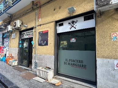 Foto Negozio in via sementini, Napoli Rione Alto di 42 m² con 2 locali