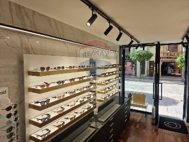 Foto Negozio in CORSO UMBERTO I, Bagheria Centro di 30 m² con 2 locali