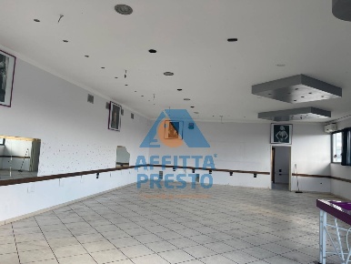 Foto Attività commerciale a Cerreto Guidi di 400 m² con 1 locali in affitto