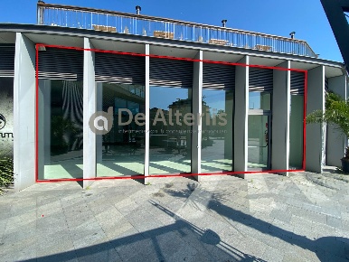 Foto Negozio in Via Aleado Aleardi, Jesolo Lido Centro Ovest di 139 m²