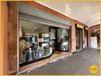 Foto Locale commerciale a Molinella di 65 m² con 2 locali in affitto
