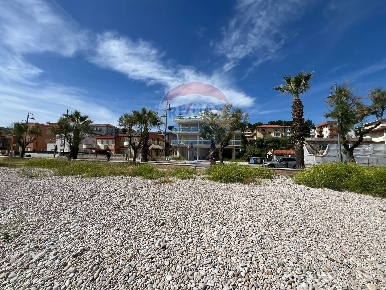 Foto Locale commerciale in VIa Lungomare, Fossacesia Marina di 65 m²