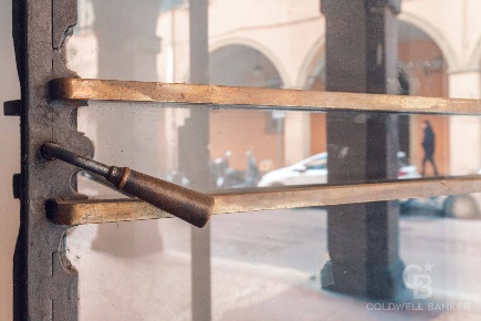 Foto Negozio in Via San Vitale, Bologna Centro Storico di 25 m² in vendita
