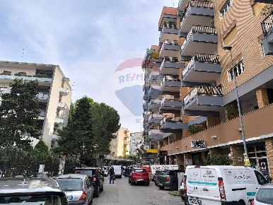 Foto Locale commerciale in Via Arcidiacono Giovanni, Bari Poggiofranco