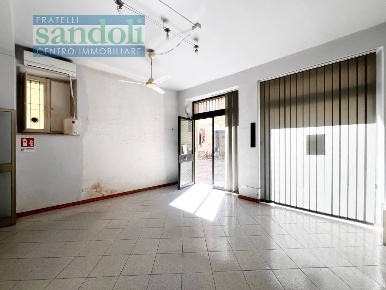 Foto Locale commerciale in Corso Libertà, Vercelli Centro di 50 m²