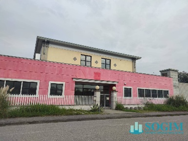 Foto Locale commerciale in Via Blancanuca, Treviglio di 2120 m² in vendita