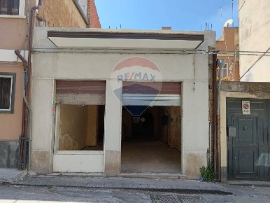 Foto Locale commerciale in Via Grimaldi, Paternò di 84 m² con 3 locali