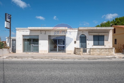 Foto Locale commerciale in via Sorda Scicli 8 /10 /12, Modica Pirato