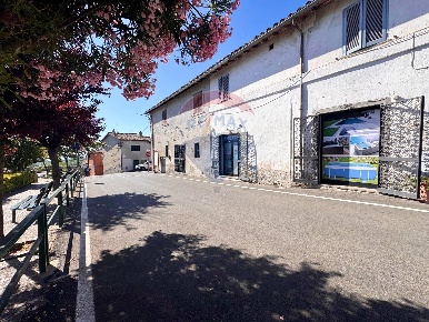 Foto Locale commerciale in piazza tommaso tittoni, Manziana di 65 m²