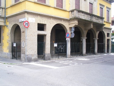 Foto Negozio in Via Oslavia, Olgiate Olona di 125 m² con 2 locali