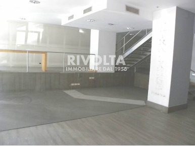 Foto Locale commerciale in Piazza Barberini, Roma di 250 m² con 6 locali