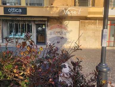 Foto Locale commerciale in Piazza Garibaldi, Anzio Centro Storico di 37 m²