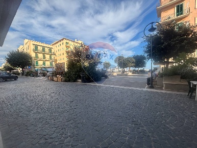 Foto Locale commerciale in Piazza Garibaldi, Anzio Centro Storico di 37 m²