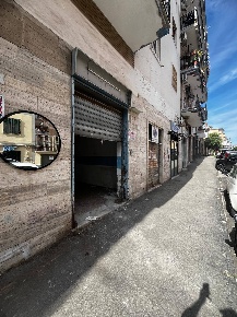 Foto Attività commerciale in Via Erasmo Percopo, Napoli Soccavo di 25 m²