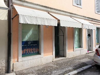 Foto Negozio in Via Dante, Gradisca d'Isonzo Centro di 45 m² con 2 locali