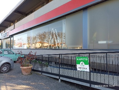 Foto Locale commerciale a Calcinaia di 540 m² in affitto