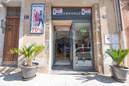 Foto Locale commerciale in via Roma, Caltagirone Centro di 130 m²