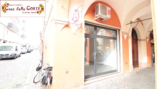 Foto Negozio in Via Cremonino, Cento Cento Paese di 48 m² con 2 locali