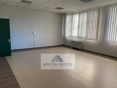 Foto Ufficio a Empoli di 200 m² con 4 locali in affitto