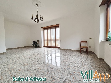 Foto Ufficio in Via Cesare Baldo, Fondi Centro di 130 m² con 10 locali