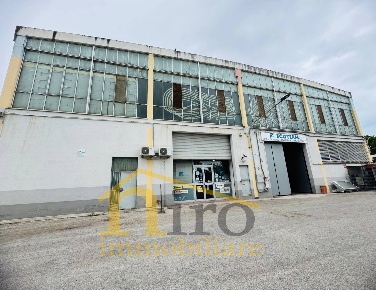 Foto Locale commerciale in Viale Europa, Spoltore Villa Raspa di 400 m²