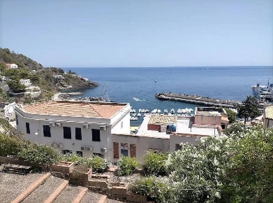 Foto Attività commerciale in Via Vittorio Emanuele III, Ustica di 65 m²