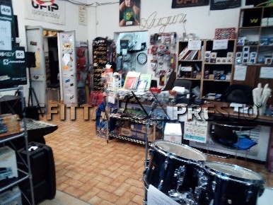 Foto Attività commerciale a Collesalvetti di 400 m² con 4 locali in affitto