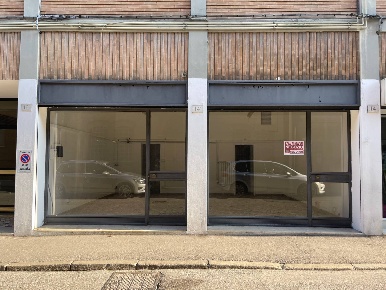 Foto Negozio in Via Ludovico Ariosto, Ferrara Centro Storico di 75 m²