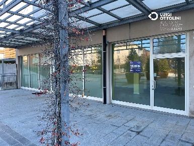 Foto Negozio in Via Bellini, Bergamo Longuelo di 75 m² con 2 locali