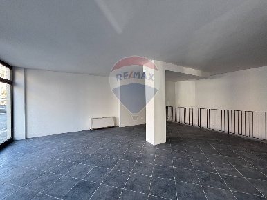 Foto Locale commerciale in Via Magenta, Varese Centro di 300 m² in vendita