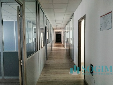 Foto Ufficio in Via Varese, Bollate Centro di 1000 m² con 10 locali