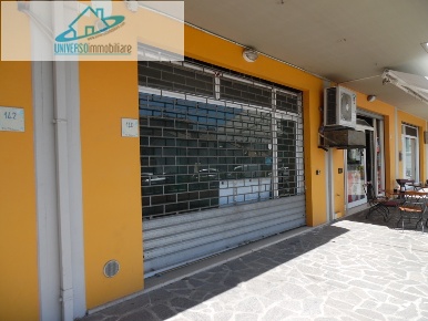 Foto Locale commerciale in via valtesino, Grottammare Centro di 100 m²