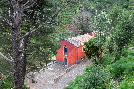 Foto Agriturismo a Mandanici Centro di 302 m² con 11 locali in vendita