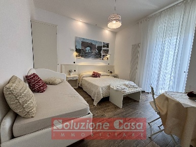 Foto Attività commerciale in via Oberdan, Canosa di Puglia Centro di 213 m²