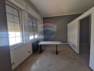 Foto Locale commerciale in via xxv aprile, Petralia Sottana di 346 m²