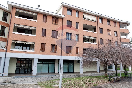 Foto Locale commerciale in Piazza Falcone e Borsellino, Concorezzo Centro