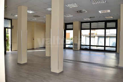 Foto Ufficio in Via Don Milani, Carate Brianza Centro di 130 m² in vendita