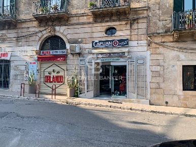 Foto Locale commerciale in Corso Maggiore Ayroldi, Ostuni di 92 m²