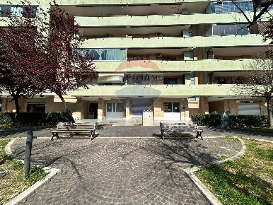 Foto Locale commerciale in Via Enzo Benedetto, Roma Anagnina di 65 m²