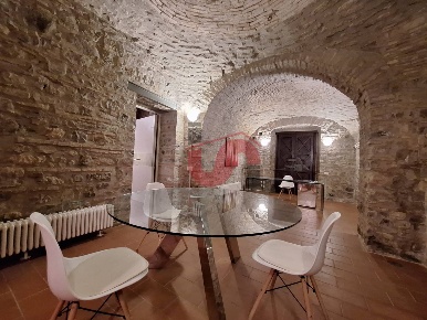 Foto Locale commerciale in Via Damaso, Benevento Centro Storico di 120 m²