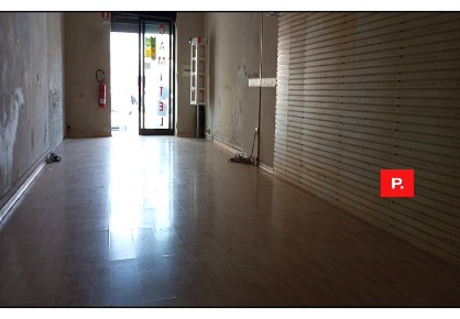 Foto Locale commerciale in via fuori porta roma, Capua Centro di 70 m²