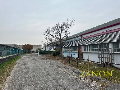 Foto Locale commerciale in Via Fermi, Cormons Centro di 196 m² con 4 locali
