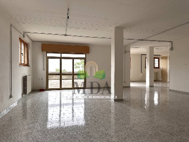 Foto Locale commerciale in via colle dei pini, Colonnella di 345 m²
