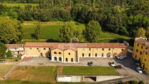 Foto Residence in VIA ROMA, Lonigo Centro di 1116 m² con 20 locali