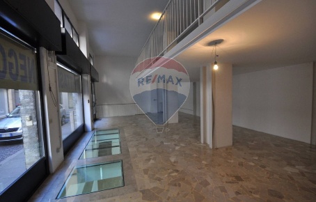 Foto Negozio in Via Medici, Milano Carrobbio di 195 m² con 5 locali
